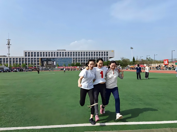 女子教工组女教工50米三人绑腿.jpg