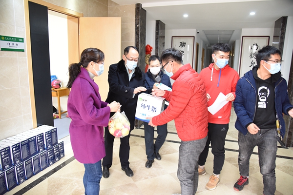 院领导为假期留校学生发放慰问物资.JPG